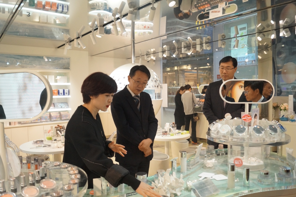 김현준 서울지방국세청장이 6일 명동관광특구에 위치한 화장품 로드숍을 방문해 영세자영업자와 소상공인을 위한 세정지원을 약속했다.