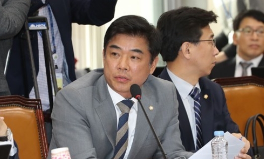 더불어민주당 김병욱 의원이 지난해 10월 15일 오전 국회에서 열린 정무위원회의 공정거래위 등 국정감사에서 질의하고 있는 모습. /출처=연합뉴스.