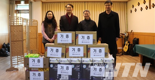 최인우 양천세무서장(왼쪽에서 두 번째)를 비롯한 양천세무서 직원들이 1월 25일 서울 신월동 살레이오나눔의 집에 후원물품을 전달했다.