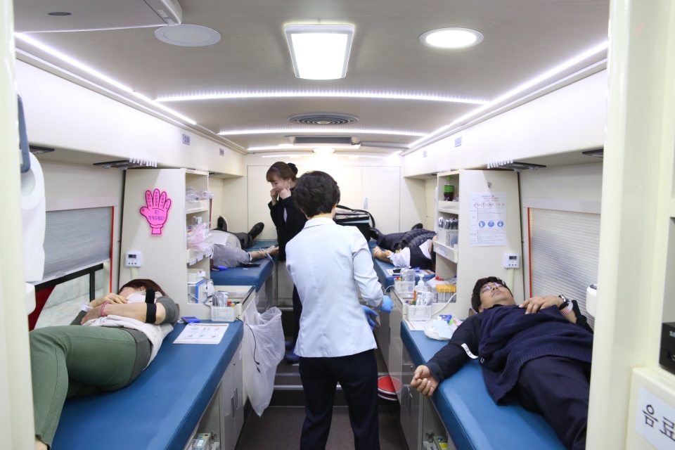 대전지방국세청 직원들이 헌혈을 하고 있는 모습./제공=대전지방국세청.