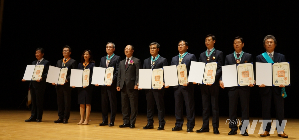 지난 3월 4일 열린 납세자의 날 행사에서 수상자들이 홍남기 부총리 겸 기획재정부장관과 기념사진을 찍고 있다