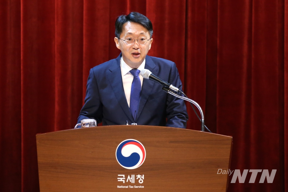 김현준 국세청장이 12일 세종시 국세청사에서 열린 전국 세무관서장회의에서 인삿말을 하고 있다.