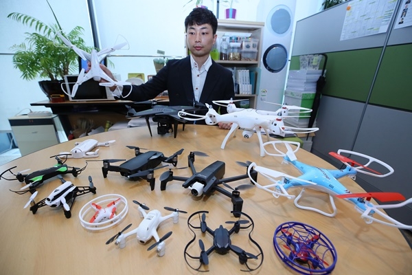 한국소비자원 직원이 19일 세종시 정부세종청사 공정거래위원회에서 소비자원이 시험평가한 쿼드콥터 형태의 드론 10개 브랜드, 13개 제품을 보여주고 있다./사진=연합뉴스