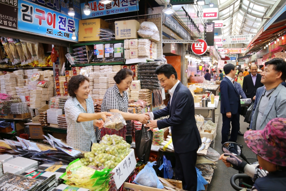김명준 서울지방국세청장이 9일 도붕구 수유재래시장에서 물건을 사며 상인들과 이야기 하고 있다.
