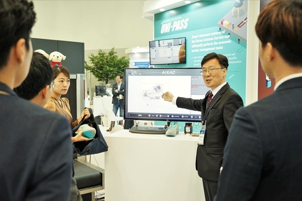 관세청 관계자가 지난달 25일 열린 ‘2019 한-아세안 공공행정 혁신전시회’에서 한국형 전자통관시스템 유니패스(UNI-PASS)에 대해 설명하고 있다./사진=관세청