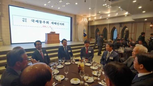 김현준 국세청장(왼쪽에서 다섯번째)과 전형수 국세동우회장(왼쪽에서 네 번째) 등 내외빈들이 10일 열린 ‘2020년 국세동우회 새해인사회’에 참석해 이야기를 나누고 있다.