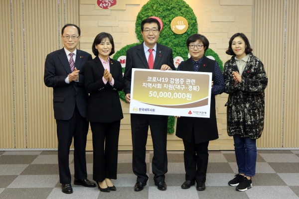 원경희 한국세무사회장(왼쪽에서 세 번재)이 26일 ‘코로나19’ 피해자를 돕기 위해 써달라며 사회복지공동모금회에 5000만원을 기탁했다./사진=한국세무사회
