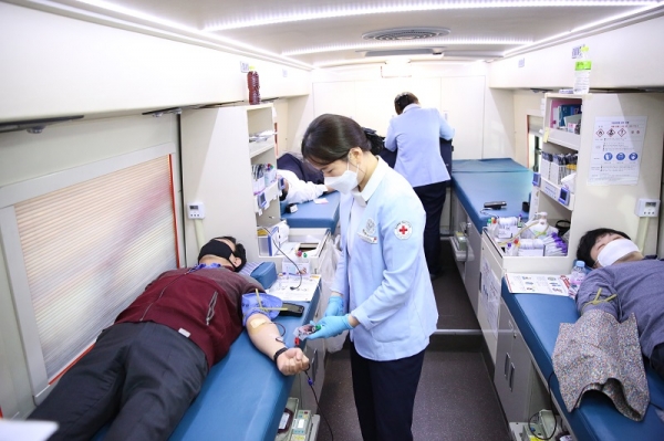 대전지방국세청 직원들이 6일 실시한 ‘사랑의 헌혈운동’ 행사에 참여하고 있다./사진=대전지방국세청