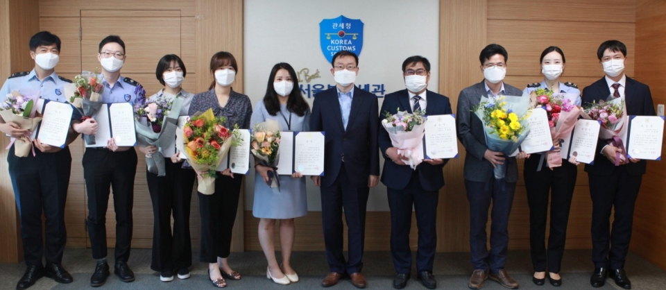 서울본부세관이 22일 9월의 으뜸이 시상식을 개최했다. 이명구 서울세관장(오른쪽에서 다섯 번째)과 이달의 으뜸이 이재희 관세행정관(세관장 오른쪽) 등 수상자들이 기념사진을 찍고 있다.