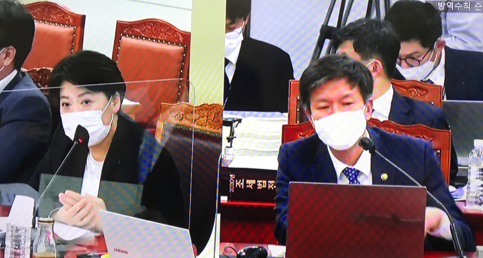 윤희숙 의원(왼쪽)이 12일 국세청 국정감사에서 김대지 국세청장에게 질의하고 있다.