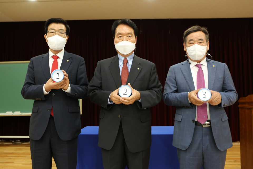 한국세무사회 회장 후보들이 2일 기호 추첨 후 기념사진을 찍고 있다. 왼쪽부터 원경희, 김상현, 임채룡 후보.