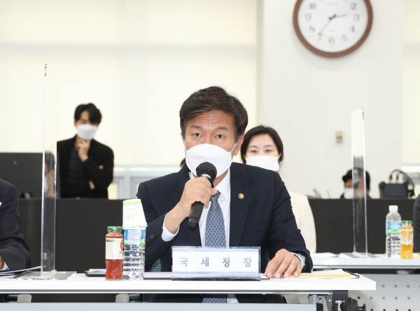 성과 및 지원방안 보고하고 있는 김대지 국세청장