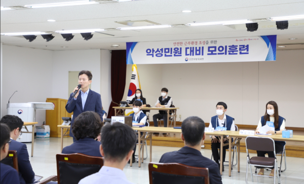 모의훈련 필요성 설명하는 민주원 인천지방국세청장