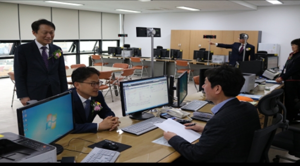 민원상담 체험을 하는 더불어민주당 김정우 국회의원