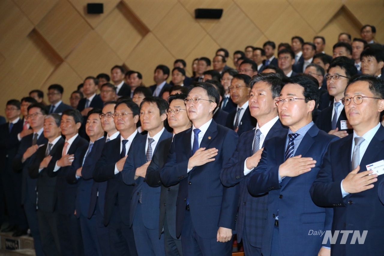 국세청이 12일 개최한 전국관서장회의에서 참석 간부들이 국민의례를 하고 있다.