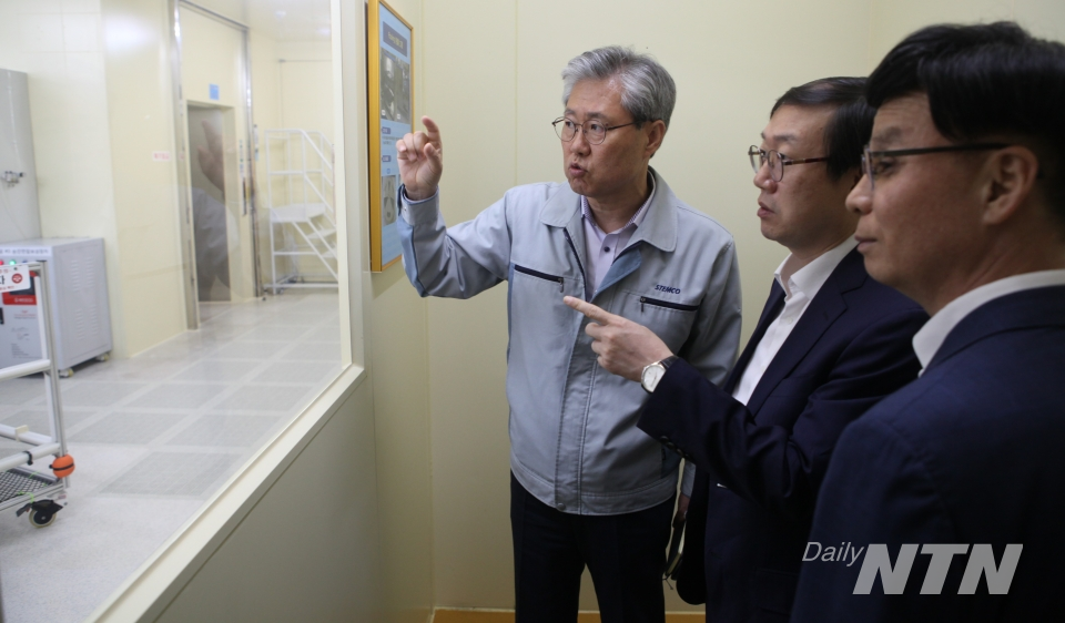 이명구 서울세관장이 26일 스템코(주)에서 디스플레이핵심부품인 COF 생산과정을살펴보고있다.