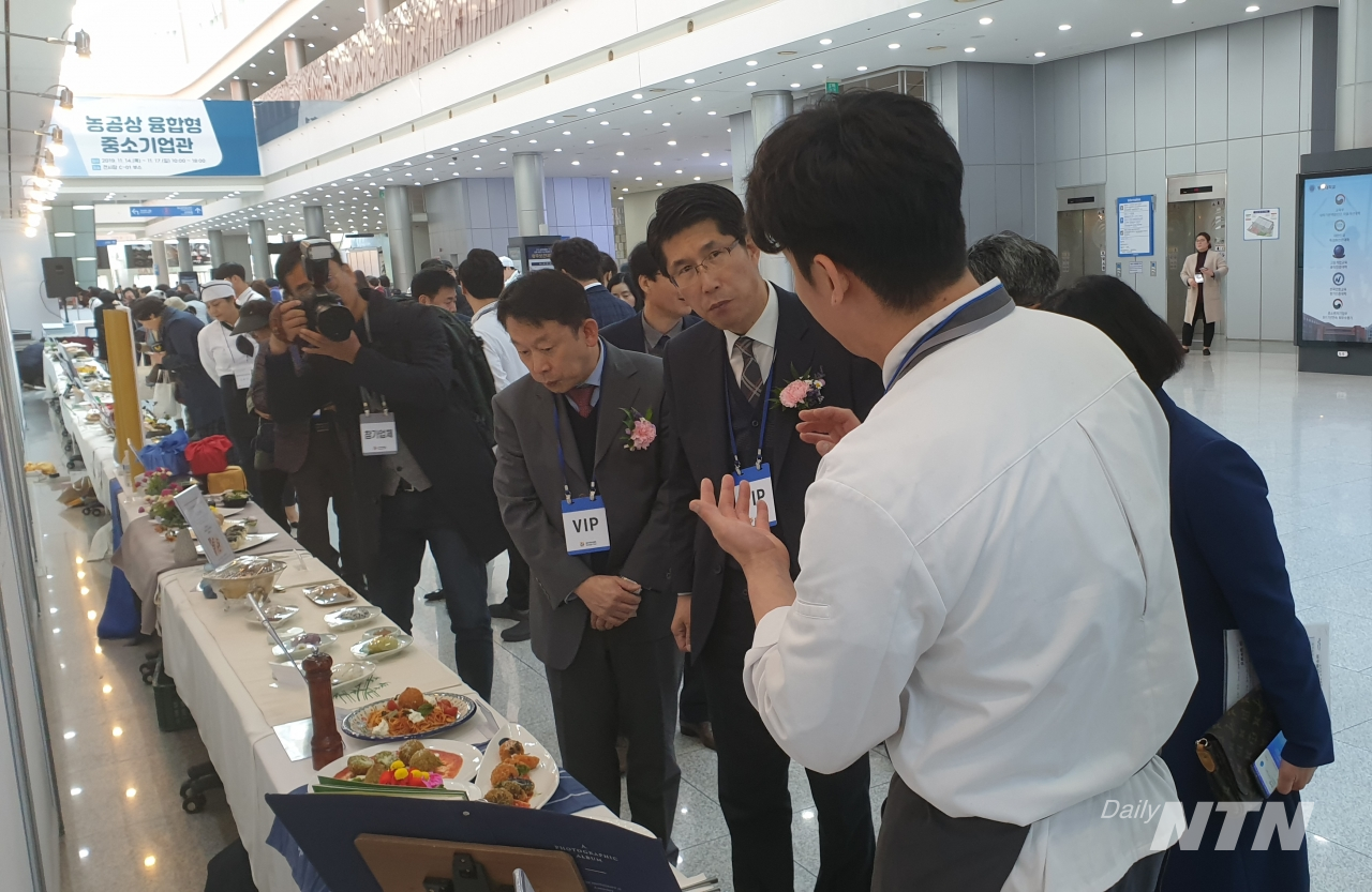 14일 김광호 광주본부세관장(오른쪽 두번째)이 2019 광주미래식품전에 참가, 행사 관계자의 설명을 듣고 있다.