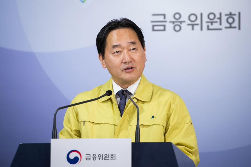 김태현 금융위 사무처장이 6일 정부서울청사 합동브리핑실에서 신종 코로나 바이러스 관련 금융부문 대응방안을 설명하고 있다.