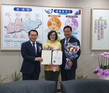 김성환 에스티환경 대표(맨오른쪽)는 지난 3일 관할 평택세무서에서 열린 '제54회 납세자의 날' 행사에서 '아름다운 납세자' 상을 수상했다.