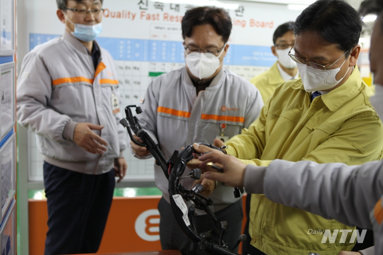 이동신 부산지방국세청장이 지난 12일 중국에서 조달하는 자동차 부품인 와이어링 하네스 제조업체를 찾아 업계 어려움을 듣고 세정지원을 약속했다.