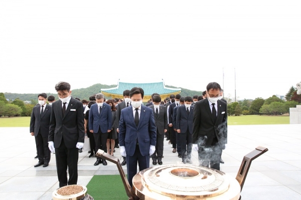 한재연 청장(맨 앞줄 가운데)을 비롯한 대전지방국세청 직원들이 2일 국립대전현충원을 방문해 참배하고 있다./사진=대전지방국세청
