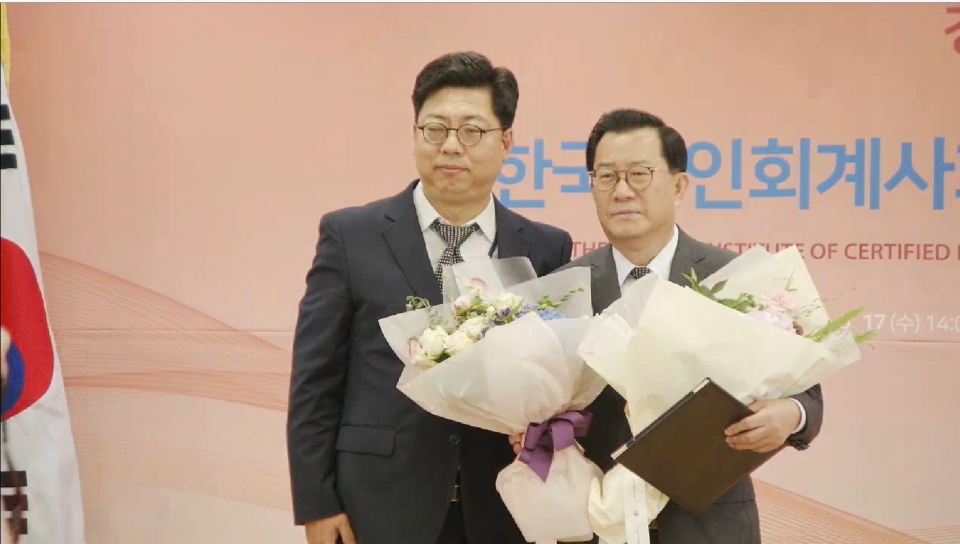 제45대 한국공인회계사회장으로 당선된 김영식 당선인이 당선증을 받고 있다.
