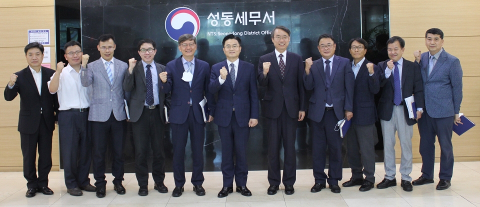 김명준 서울지방국세청장(사진 가운데)이 15일 성동세무서 관계자들과 기념사진을 찍고 있다.