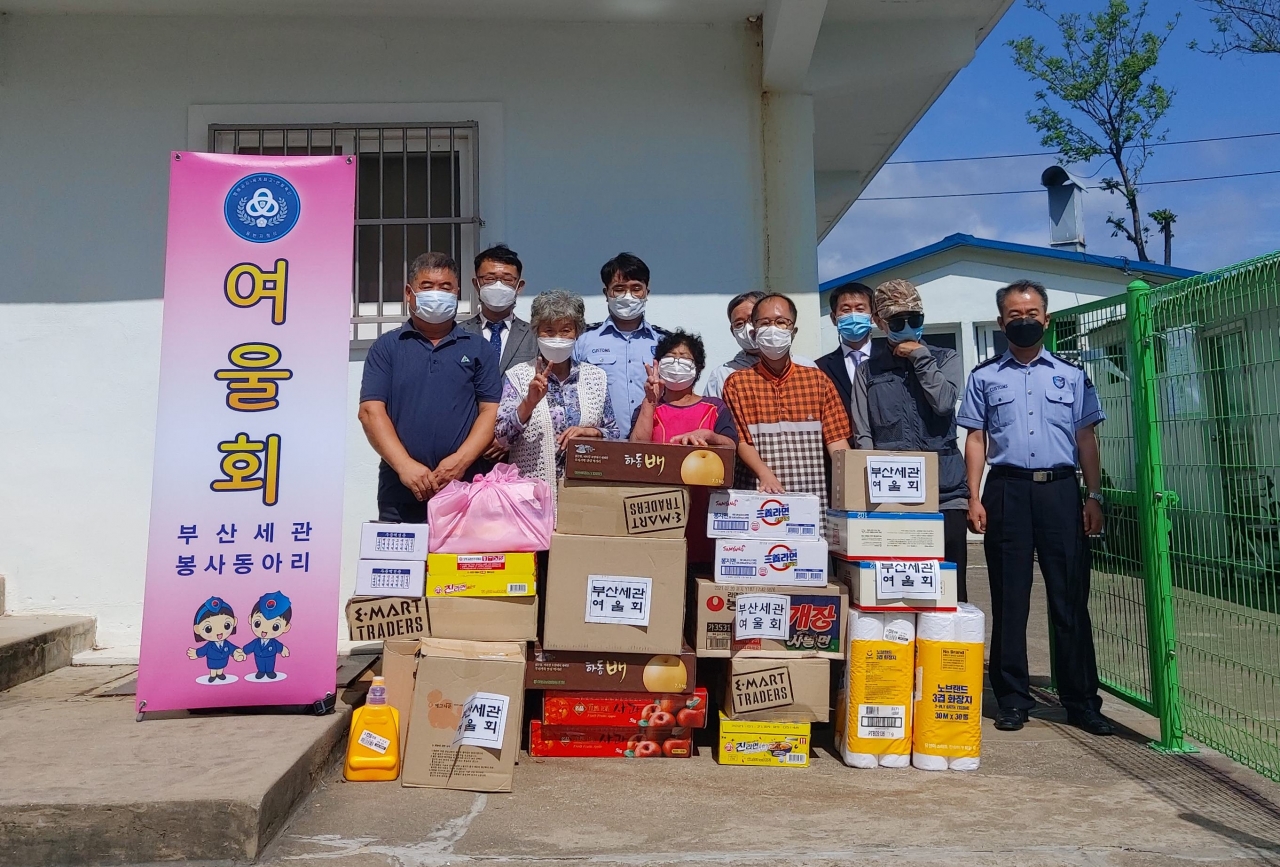 부산세관 사람들이 태풍 피해지역 성모마을에 성금과 물품 등을 기부했다.