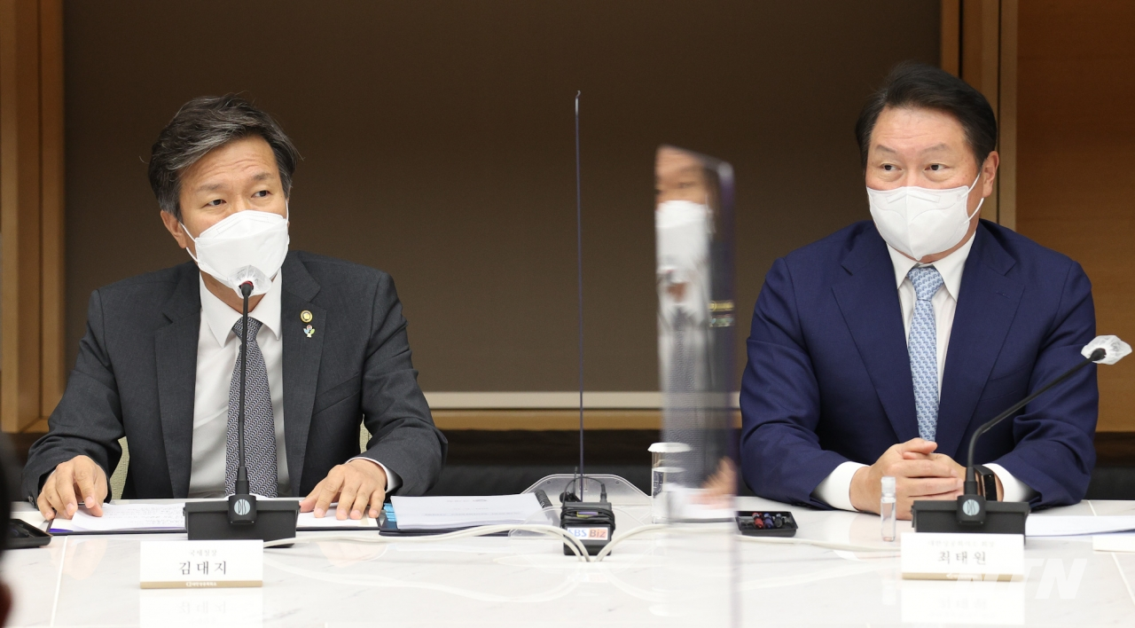 최태원 대한상의 회장(오른쪽)이 김대지 국세청장과의 간담회에서 발언하고 있다.