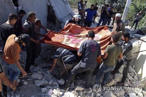 시리아 북서부 반군 지역에서 정부군의 포격으로 9명이 목숨을 잃었다고 시리아 내전 감시단체가 전했다. / 글·사진=연합뉴스
