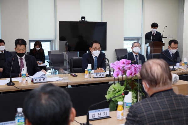 회의를 주재하고 있는 김재철 중부청장