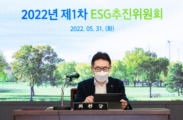 5월 31일 개최된 ESG추진위원회에서 김춘안 위원장(농업·녹색금융부문 부행장)이 모두발언을 하고 있다. 사진=NH농협은행
