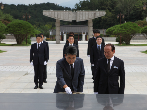 국립518민주묘지 참배하는 김용식 신임 광주본부세관장